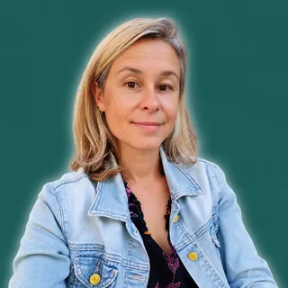 Portrait de Floriane Bardet, souriante, en veste en jean
